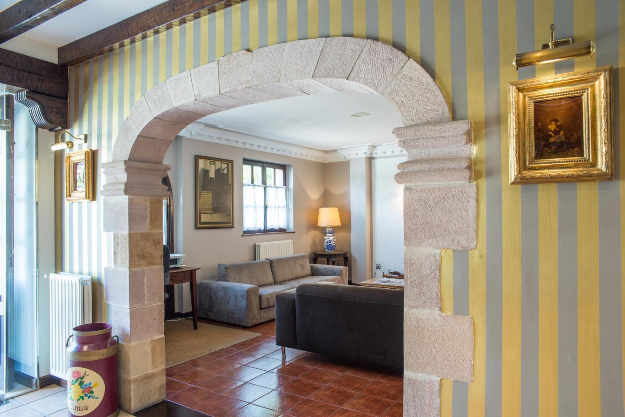 Apartamentos Capriccio Santillana del Mar Exterior photo